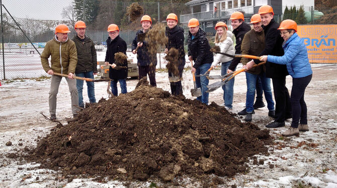 Spatenstich für die neueTennishalle: Viele Projektbeteiligte haben mit angepackt.  FOTO: WURSTER