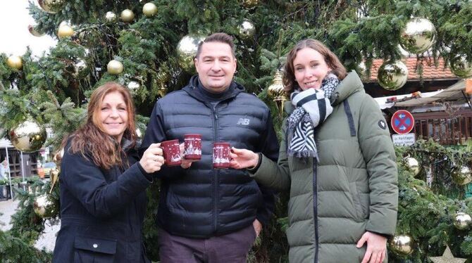 MMT-Chef Patrick Hubertz mit zwischen seinen Mitstreiterinnen Anja Neubrander (rechts) und Constanze Rueß. FOTO: PIEHLER MMT-Chef Patrick Hubertz mit zwischen seinen Mitstreiterinnen Anja Neubrander (rechts) und Constanze Rueß. FOTO: PIEHLER