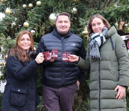 MMT-Chef Patrick Hubertz mit  zwischen seinen  Mitstreiterinnen Anja Neubrander (rechts) und  Constanze Rueß. FOTO: PIEHLER