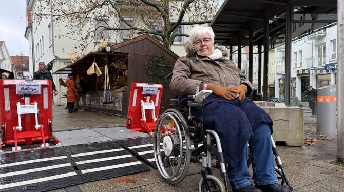 Der Eingang zur oberen Wilhelmstraße ist für Rollstuhlfahrerin Ute Kober schwierig, denn in der Spalte zwischen Teilen der Terro