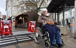 Der Eingang zur oberen Wilhelmstraße ist für Rollstuhlfahrerin Ute Kober schwierig, denn in der Spalte zwischen Teilen der Terro
