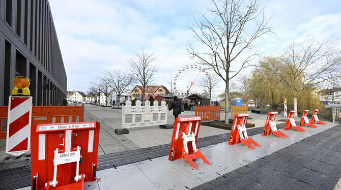 Eine mobile Sperre an der Stadthalle soll den Weihnachtsmarkt im Reutlinger Bürgerpark schützen.
