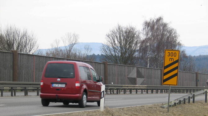 Lärmschutzwall Die Lärmschutzwand reicht nicht: Auf der Bundesstraße 28 soll bei Jettenburg künftig eine Höchstgeschwindigkeit von 100 Stundenk