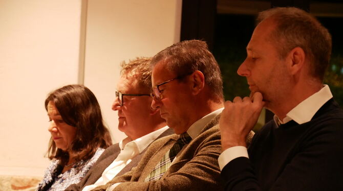 Buchautor Joachim Lenk (links, mit seiner Frau Katja) freute sich über den Besuch von Minister Peter Hauk . Steffen Schmutz (rec