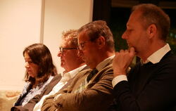 Buchautor Joachim Lenk (links, mit seiner Frau Katja) freute sich über den Besuch von Minister Peter Hauk . Steffen Schmutz (rec