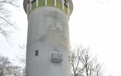 Sichert seit Jahrzehnten zuverlässig die Wasserversorgung von Pliezhausen: der Wasserturm über den Dächern des Orts. Inzwischen