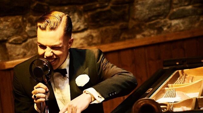 Der Swing-Pianist und Sänger Sascha Kommer ist am Montag zu Gast im Pappelgarten.
