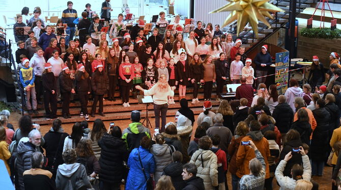 Seit 1969 unverändert: Die Aula der Friedrich-List-Schule als Christkindles-Marktplatz bei der Eröffnung durch Bläser- und Music