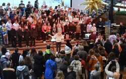 Seit 1969 unverändert: Die Aula der Friedrich-List-Schule als Christkindles-Marktplatz bei der Eröffnung durch Bläser- und Music