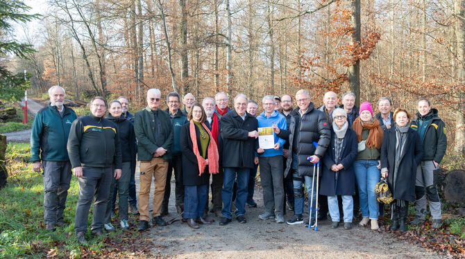 Nabu, Naturwaldbetrieb, Auszeichnung Alle Beteiligten freuen sich über die Auszeichnung. In der Mitte mit der Urkunde: Oberbürgermeister Thomas Keck, rechts daneben