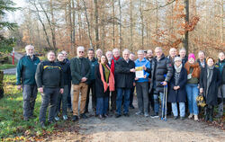 Alle Beteiligten freuen sich über die Auszeichnung. In der Mitte mit der Urkunde: Oberbürgermeister Thomas Keck, rechts daneben