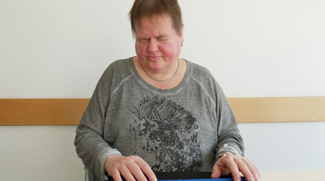 Simone Degler-Wahl ist blind und kann mit der Braille-Tastatur lesen, was auf PC-Bildschirmen zu sehen ist.
