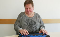 Simone Degler-Wahl ist blind und kann mit der Braille-Tastatur lesen, was auf PC-Bildschirmen zu sehen ist.