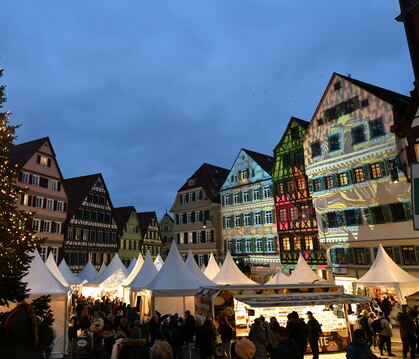 Weiße Pagodenzelte und Lichtspiele an den Fachwerkhäusern sind das Markenzeichen der Tübinger Chocolart. Am Dienstag, 13 Uhr, wi