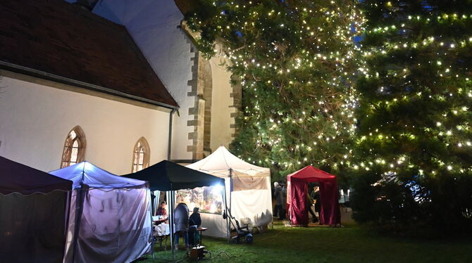 In Bronnweiler erstrahlt der Mammutbaum, vor dem kuschelige Hütten rund um die Marienkirche locken. Es gibt Waffeln und Rote und