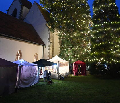 In Bronnweiler erstrahlt der Mammutbaum, vor dem kuschelige Hütten rund um die Marienkirche locken. Es gibt Waffeln und Rote und