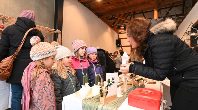 Die kleine Oferdinger Kundschaft macht große Augen. Das Angebot an Kerzen oder Anhängern  ist einfach entzückend.