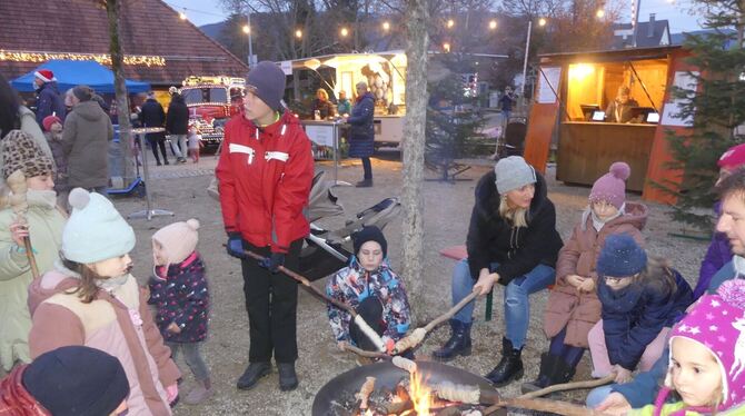 Dämmrig ist es, gemütlich wird es: Auch Familien haben den Neuhäuser Lichterglanz genpssen. Hinten links der kerzenübersäte Neuh Dämmrig ist es, gemütlich wird es: Auch Familien haben den Neuhäuser Lichterglanz genpssen. Hinten links der kerzenübersäte Neuh