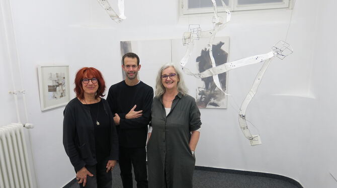 Ingrid Swoboda (von links), Jan Demoulin und Barbara Wünsche-Kehle in der Pupille zwischen Malerei von Swoboda und Draht-Papier-