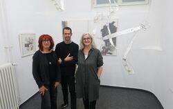 Ingrid Swoboda (von links), Jan Demoulin und Barbara Wünsche-Kehle in der Pupille zwischen Malerei von Swoboda und Draht-Papier-