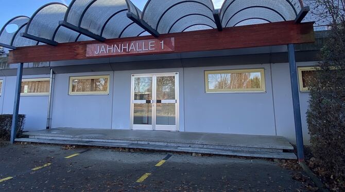 Wie lang die alte Jahnhalle 1 noch genutzt werden kann, ist offen, und auch die Steinlachhalle ist in die Jahre gekommen. Mössin