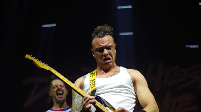 Grimassen und Klamauk: Dag-Alexis Kopplin (vorne) und Vincent Stein alias SDP haben Spaß in der Schleyerhalle.