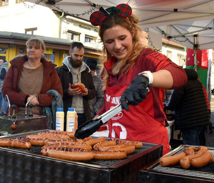 Das Kulinarische, wie hier am Stand des SKV,  kam gut an beim Eninger Weihnachtsmarkt.