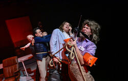 Eingewickelt: Andreas Guglielmetti, Niklas Marian Müller, Insa Jebens, Gilbert Mieroph und Robi Tissi Graf (von links) im Stück