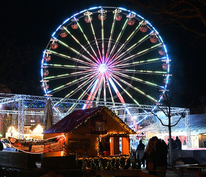 Beim Reutlinger Weihnachtsmarkt ist das Riesenrad eine zusätzliche Attraktion.