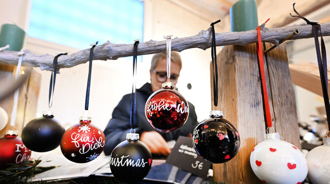Dekoartikel fürs Weihnachtsfest gab es beim Weihnachtsmarkt in Sickenhausen.