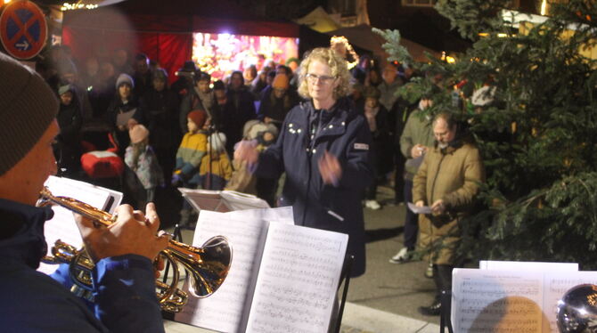 Der Posaunenchor, dirigiert von Sabine Ruggaber, eröffnete den Gomaringer Weihnachtsmarkt.