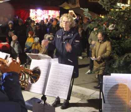 Der Posaunenchor, dirigiert von Sabine Ruggaber, eröffnete den Gomaringer Weihnachtsmarkt.