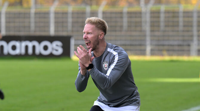 Baden-Wuerttemberg, Fussball, Maenner, OL, Oberliga, Saison 2025/26, wfv Marvin Petzschner ist an der Seitenlinie immer mit vollem Einsatz zugange.