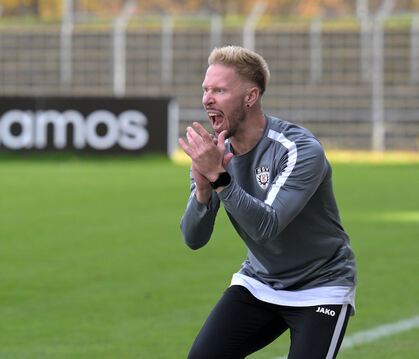 Marvin Petzschner ist an der Seitenlinie immer mit vollem Einsatz zugange.