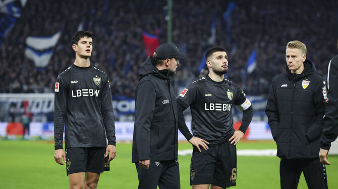 hsh, lno, Bundesliga, Fußball Einfach nur frustriert: Chema Andres, Trainer Sebastian Hoeneß, Deniz Undav und Chris Führich (von links).
