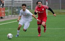 Tim Ebinger (im weißen Trikot) vom TSV Ofterdingen im Laufduell mit Dan Mattler vom TV Derendingen.