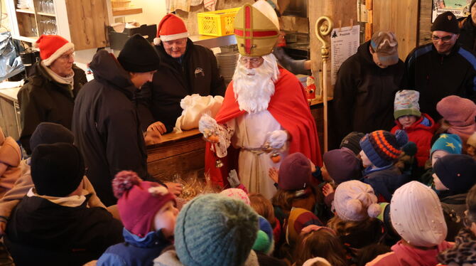 In Undingen kam der Weihnachtsmann in die Zehntscheuer.  FOTO: LEIPPERT