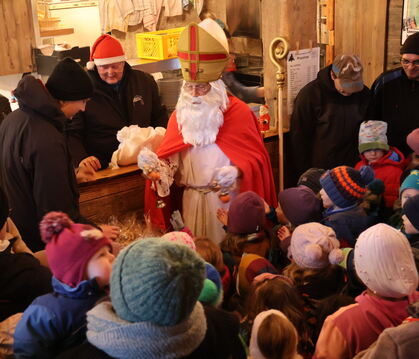 In Undingen kam der Weihnachtsmann in die Zehntscheuer.  FOTO: LEIPPERT