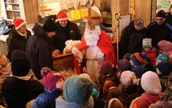 In Undingen kam der Weihnachtsmann in die Zehntscheuer.  FOTO: LEIPPERT