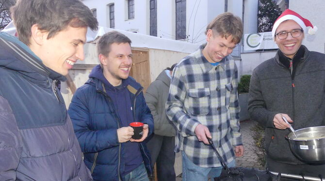 Die evangelische Jugend mit einem alten Waffeleisen beim Weihnachtsmarkt Rübgarten.