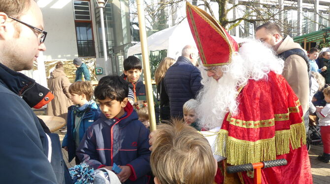Beim Weihnachtsmarkt Wannweil kam ein echter Nikolaus.
