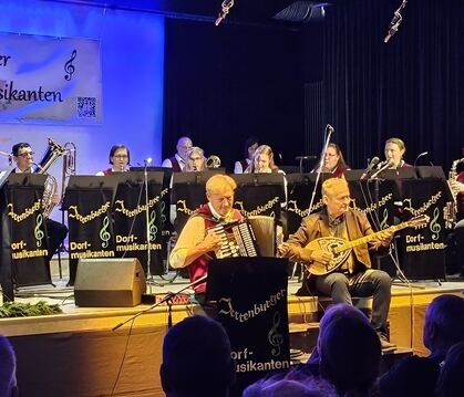 Vorsitzender Andreas Mourouzidis am Akkordeon und Stargast Christos Stefanou an der Bouzouki brachten mit »Zorbas Instrumental«