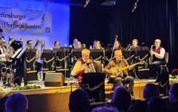 Vorsitzender Andreas Mourouzidis am Akkordeon und Stargast Christos Stefanou an der Bouzouki brachten mit »Zorbas Instrumental«