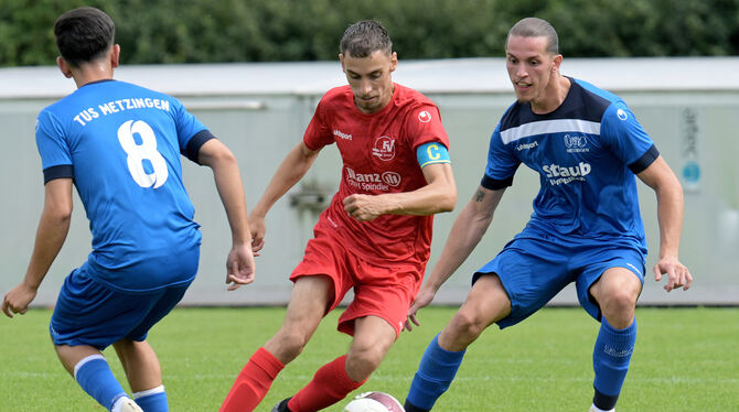 Setzt den Schlusspunkt beim 3:0-Erfolg des FV Bad Urach gegen den SV Würtingen: Timo Prieler. FOTO: BAUR Setzt den Schlusspunkt beim 3:0-Erfolg des FV Bad Urach gegen den SV Würtingen: Timo Prieler. FOTO: BAUR