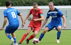 Setzt den Schlusspunkt beim 3:0-Erfolg des FV Bad Urach gegen den SV Würtingen: Timo Prieler.  FOTO: BAUR
