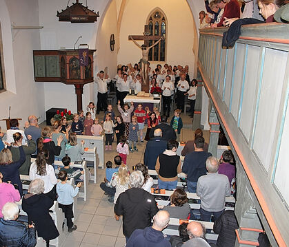 Der Kinderchor »Oferdinger Spätzla« brachte mit seinem Sternenputzer-Hit die ganze Kirche zum Tanzen