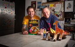 Yannik Noll und Bärbel Dangel mit ihrem Werk.