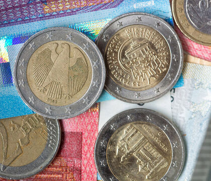 Euro-Münzen und Banknoten könnten um eine ganzheitliche, europäische Variante ergänzt werden: Der digitale Euro ist in Planung.