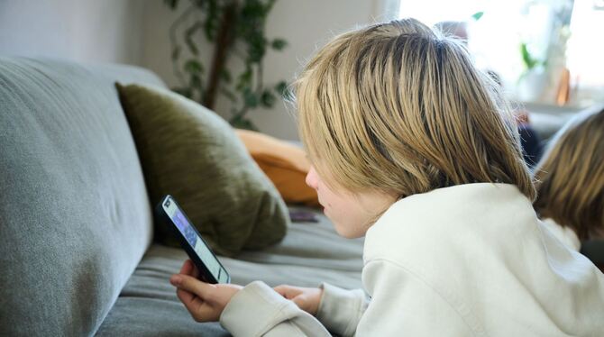 Scrollen Kinder sich um den Verstand?