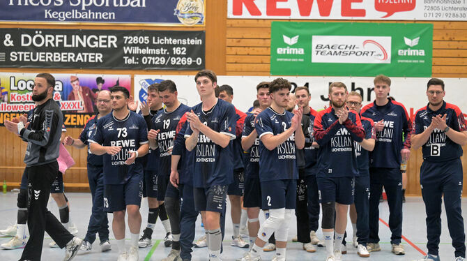 Mit bedröppelter Miene bedankt sich die SG-Mannschaft nach der dritten Heimniederlage beim Publikum. FOTOS: BAUR Mit bedröppelter Miene bedankt sich die SG-Mannschaft nach der dritten Heimniederlage beim Publikum. FOTOS: BAUR